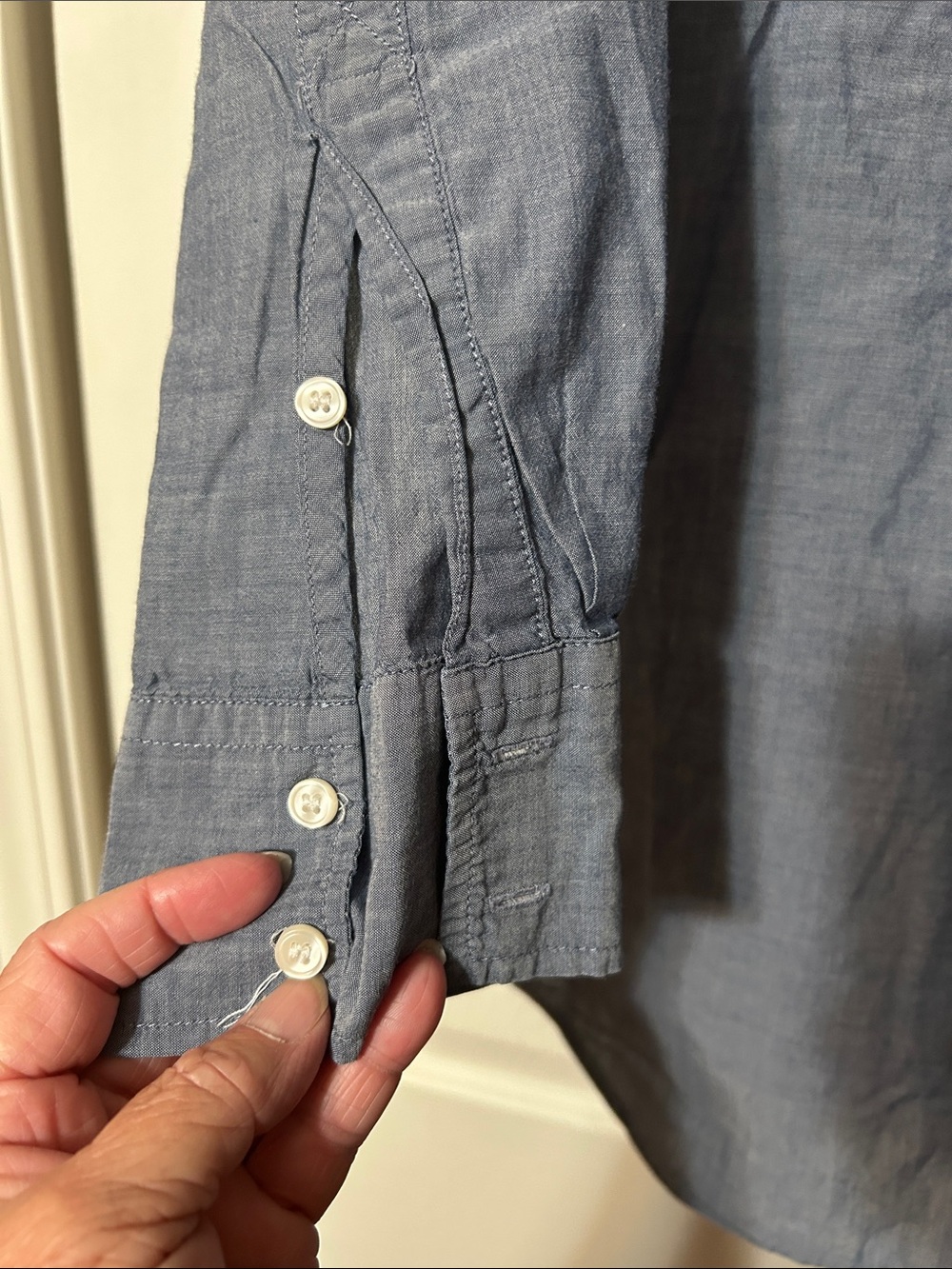 J Crew -LG- Blue - Women’s Lightweight Cotton 3-Button  Long Sleeve Shirt - Picture 4 of 6